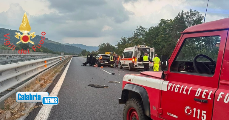 FOTO-Impatto tra auto e furgone sulla corsia sud dell’A2 tra Lamezia e Pizzo: 4 feriti, uno è grave
