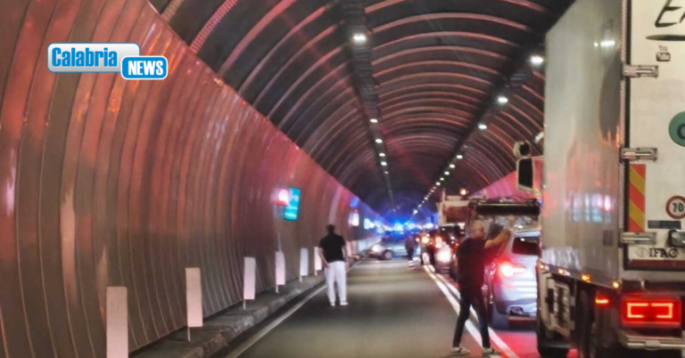 Auto sbanda e si ribalta nella galleria “Limina” sulla Jonio-Tirreno: tre persone gravemente ferite