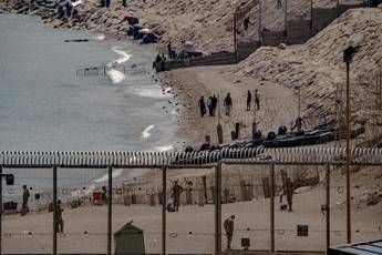 Migranti, Parlamento europeo condanna regolarizzazione Spagna: “Più protezione frontiere”