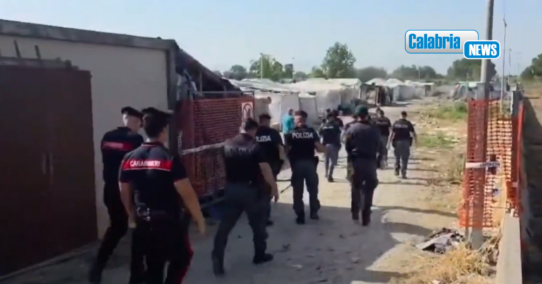 VIDEO-Controlli nei campi nomadi di Reggio Calabria, Roma e Napoli: sequestrate decine di armi bianche