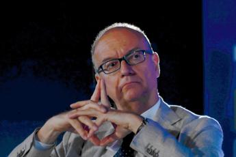 Scuola, la proposta del ministro Valditara: “Obbligo di studiare italiano per i genitori di studenti stranieri”
