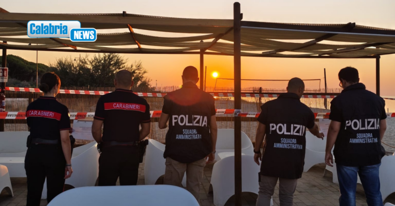 Sellia Marina, controllo interforze in locale movida: troppi clienti, uscite di sicurezza al buio e alcol a minori