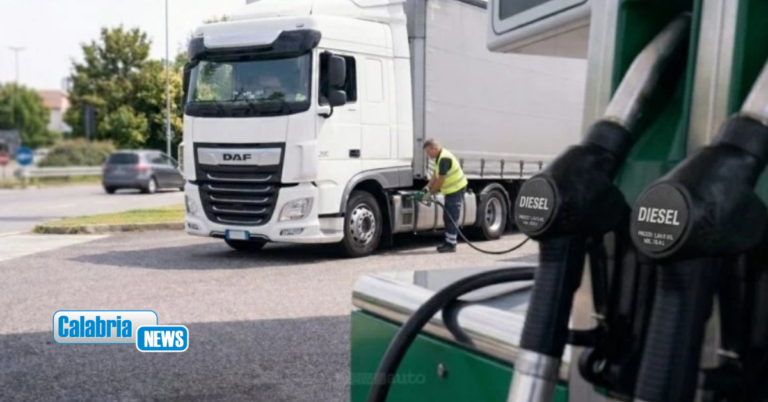 Caro carburante, Federazione autotrasporto e logistical: ‘autotrasporto calabrese è allo stremo’