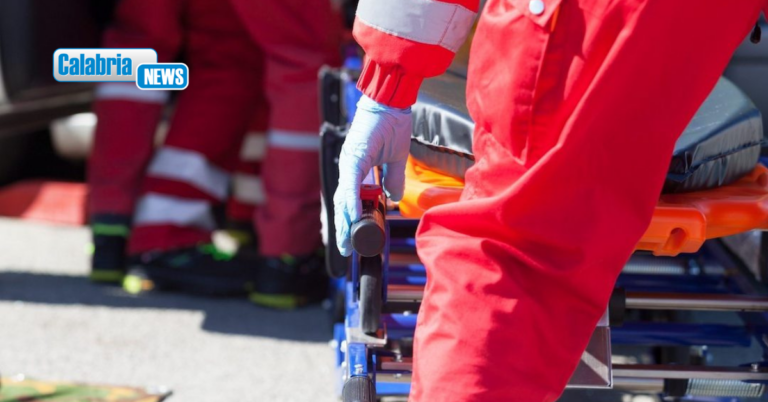 Auto fuori strada nel Crotonese: muore una 62enne, tre feriti gravi, c’è anche una bambina