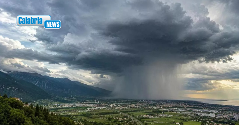 Caldo africano e temporali: allerta gialla in sei regioni per bombe d’acqua, c’è anche la Calabria
