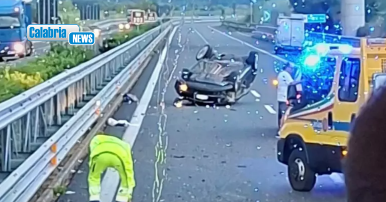 Incidente sull’A2 nei pressi di Lamezia Terme, un ferito. Auto sbanda, impatta su guardrail e si ribalta