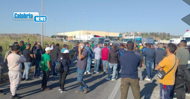Agricoltori in piazza in Calabria contro il caro-carburanti: Presidi e blocchi stradali in varie zone della regione
