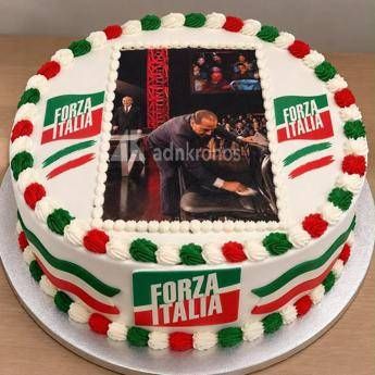 Forza Italia a Napoli ricorda compleanno Berlusconi, spunta la torta per il 29 settembre con il Cav che ‘pulisce’ la sedia di Travaglio