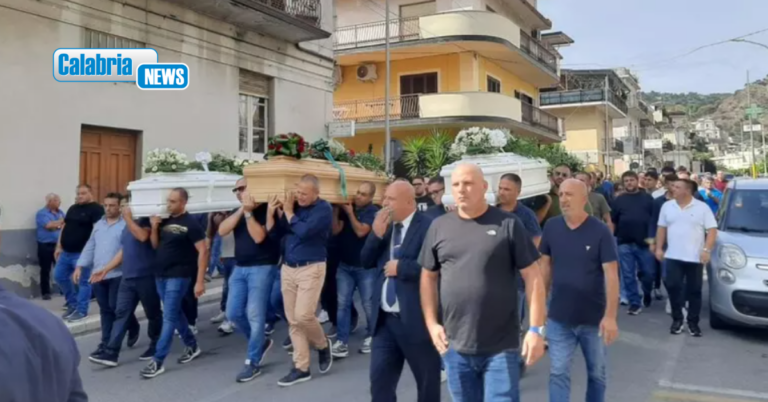 Chiesa gremita a Gioiosa Ionica per l’ultimo saluto a papà Vincenzo e le piccole Maria Sophie e Grace Fatima