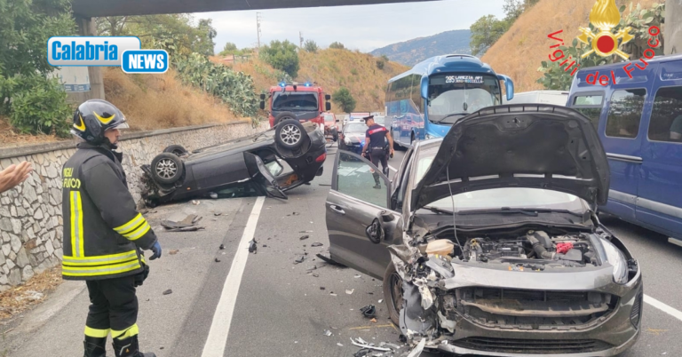 Violento impatto fra due auto sulla SS106 a Pietragrande: Quattro persone ferite portate in ospedale