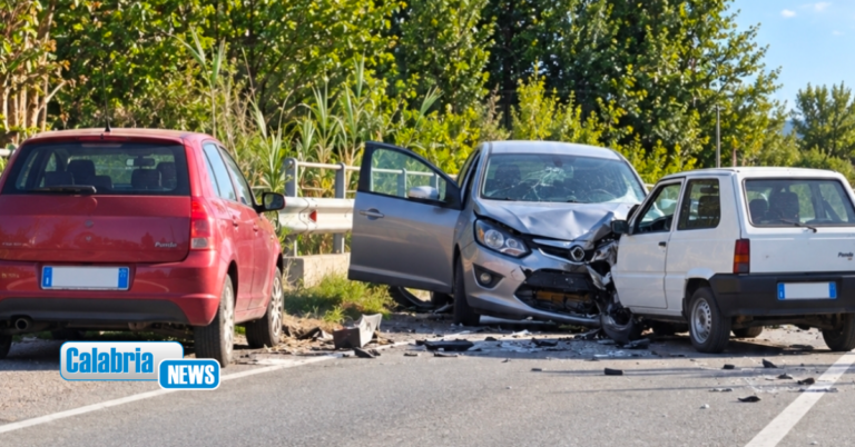 Grave incidente stradale sulla SS106 a Bovalino: una persone è morta e quattro rimaste ferite