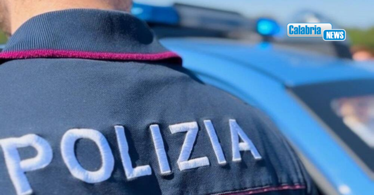 Crotone, poliziotti liberi dal servizio soccorrono una donna in mare colta da malore