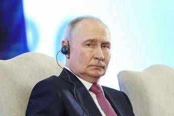 Putin compie 74 anni, da spie cancro a studio su ‘andatura da pistolero’: tutti gli alert sulla salute