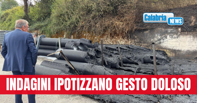 Vibo Valentia, incendio divampa in cantiere opere idriche e fognarie di via degli Artigiani