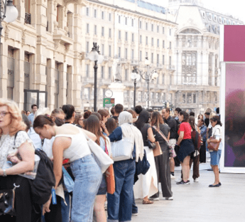 iPhone 18, in coda dall’alba a Milano. Pioggia di critiche social: “Per un posto di lavoro non farebbero quella fila”