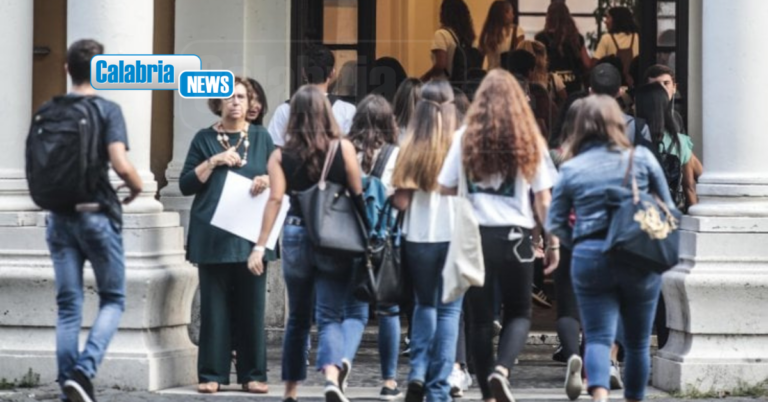 Iniziato il nuovo anno scolastico anche in Calabria per oltre 240mila studenti