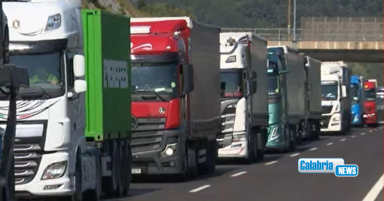 Autotrasporto, blocco totale dei mezzi in Calabria il 16 ottobre: Le merci non arriveranno nei supermercati
