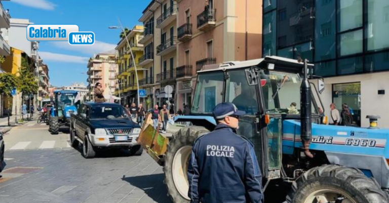 Cosenza, nuova protesta contro il caro vita: i trattori in corteo e la mobilitazione sociale