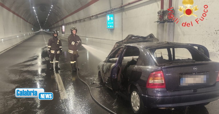 Catanzaro, autovettura in fiamme nella gallera Sansinato in direzione capoluogo