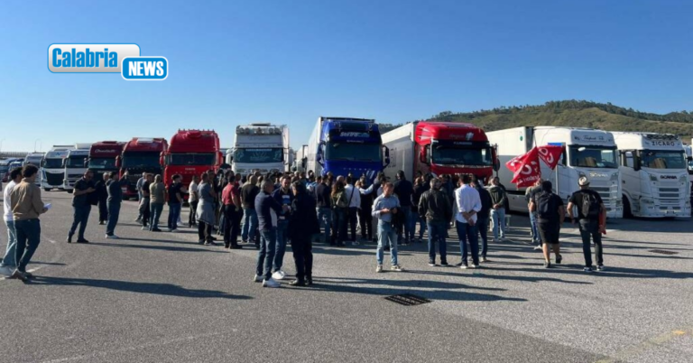 Protesta degli autotrasportatori per il caro carburante alla Cittadella regionale di Catanzaro