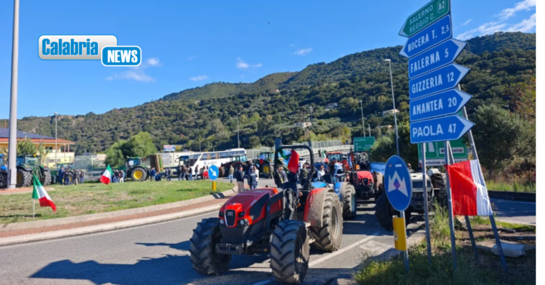 FOTO-Protesta contro caro carburante: Agricoltori presidiano l’ingresso autostradale a Falerna