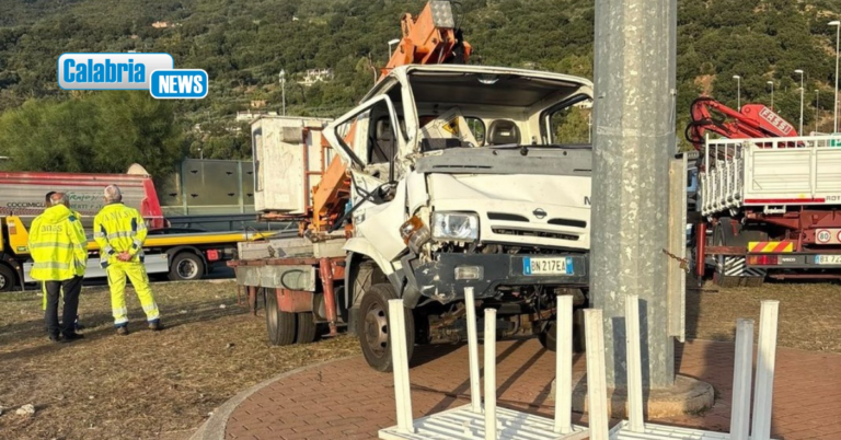 Falerna, paura allo svincolo dell’A2: mezzo da lavoro si schianta contro un palo vicino ai manifestanti