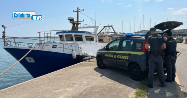 Le Castella, irregolarità nel lavoro marittimo: multa da 14mila euro a un motopeschereccio