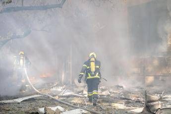 Guerra in Ucraina, missili russi nella notte su Kiev: “Almeno due morti”
