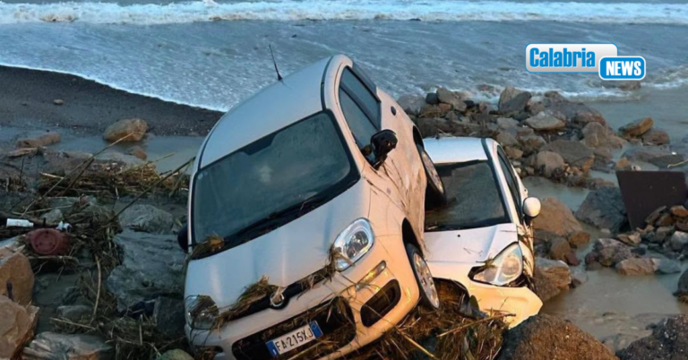 FOTO-Bomba d’acqua stanotte nel Reggino, ‘auto arrivate al mare e muri caduti’