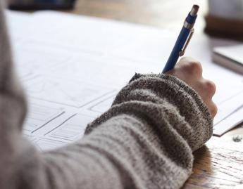 Pinerolo, studente con disabilità ustionato con accendino da compagno di scuola
