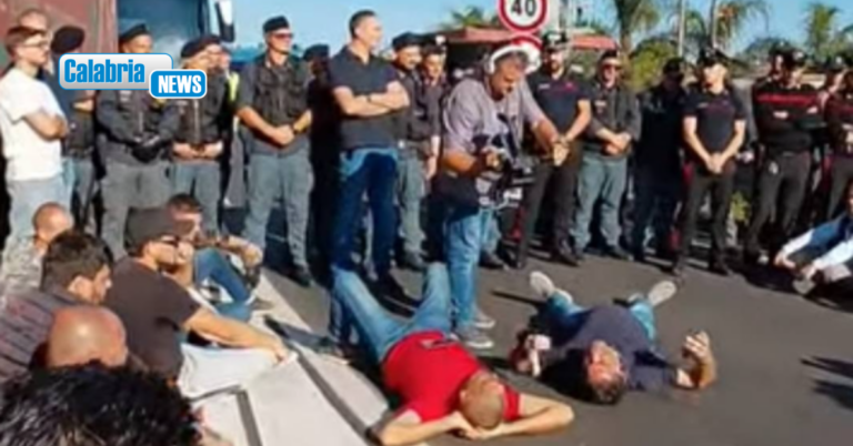 VIDEO-Protesta agricoltori caro carburanti, tensione allo svincolo sulla A2 a Pizzo: “non ce la facciamo più”