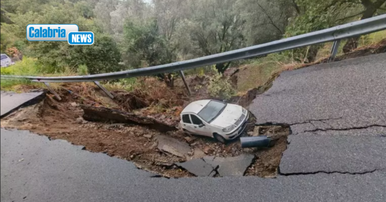 Nel Reggino auto finisce in una voragine apertasi per le piogge, salvo il conducente