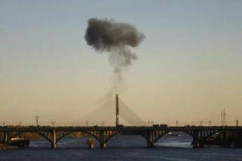 Ucraina, Russia colpisce un altro ponte a Kiev. Il sindaco: “Gli attacchi stanno distruggendo la città”