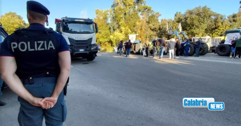 Agricoltori in protesta bloccano autocisterne di carburante davanti ai depositi di Vibo Marina