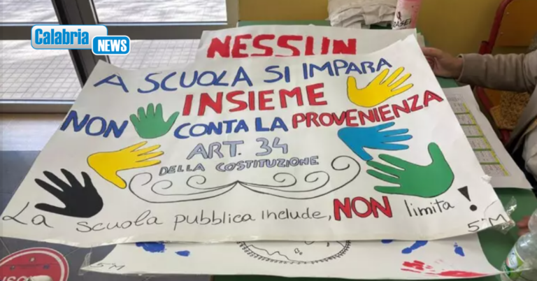 Crotone, rimosso il cartellone “A scuola nessuno è straniero”: scontro tra Flc Cgil e dirigente scolastico