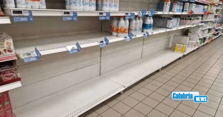 Caro carburanti, il blocco degli autotrasportatori svuota gli scaffali dei supermercati in Calabria